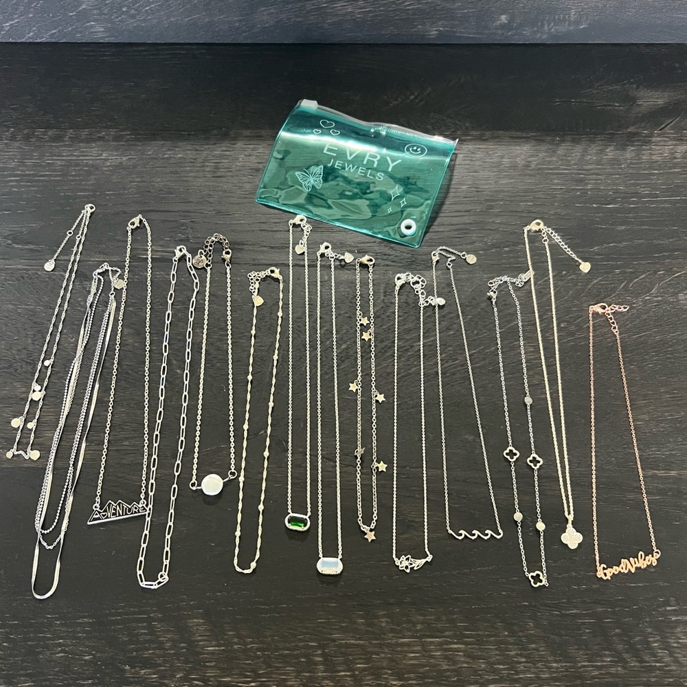 Bundle of silver necklaces!!